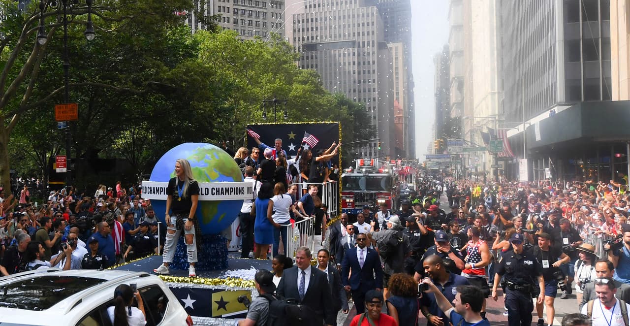 Megan Rapinoe, Alex Morgan, Julie Ertz, Allie Long, Carli Lloyd y compañía vivieron este miércoles una jornada especial en Nueva York durante el desfile de campeonas del mundo con el Team USA. Cientos de aficionados salieron a las calles de la Gran Manzana para saludar a sus heroínas.