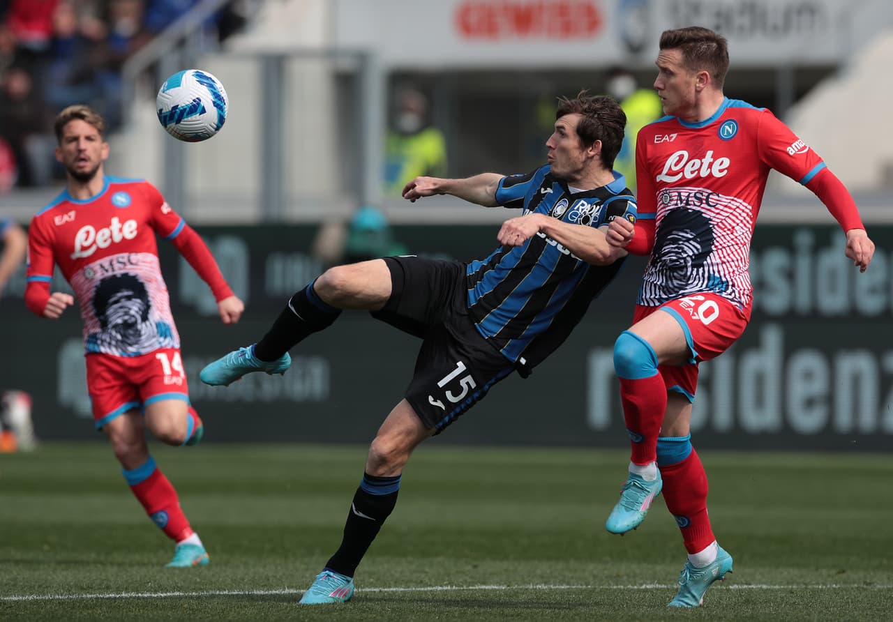 Napoli venció al Atalanta con goles de Lorenzo Insigne, Matteo Politano, Eljif Elmas, quien anotó tras recibir el balón de Hirving Lozano.