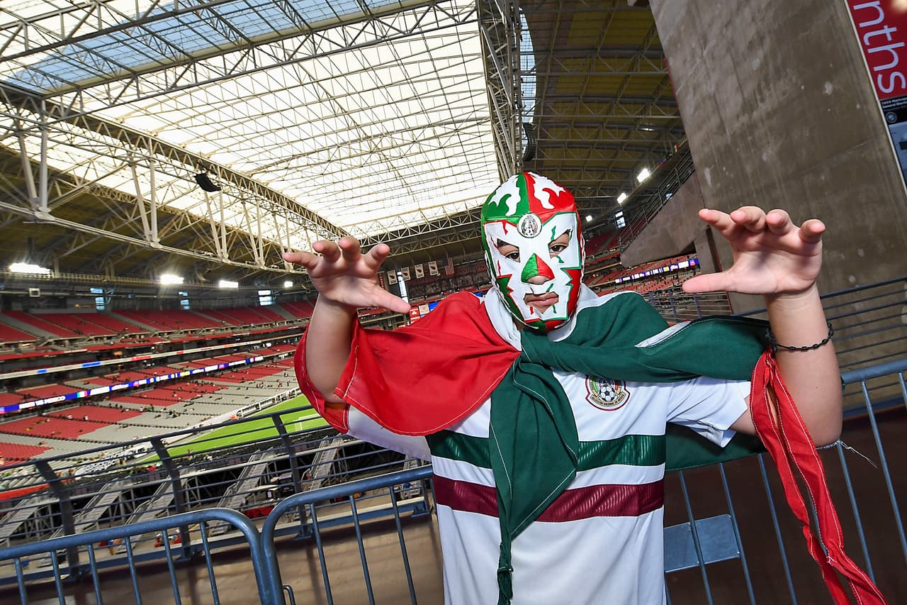 Un gran ambiente era el que estaban cocinando las aficiones de México y Haití previo a su importante partido por la Semifinal de la Copa Oro 2019 en el University of Phoenix Stadium en la ciudad de Glendale, Arizona. Evidentemente la afición del Tri fue una abrumadora mayoría que le dio una tonalidad esmeralda a las gradas de la casa de los Cardinals.