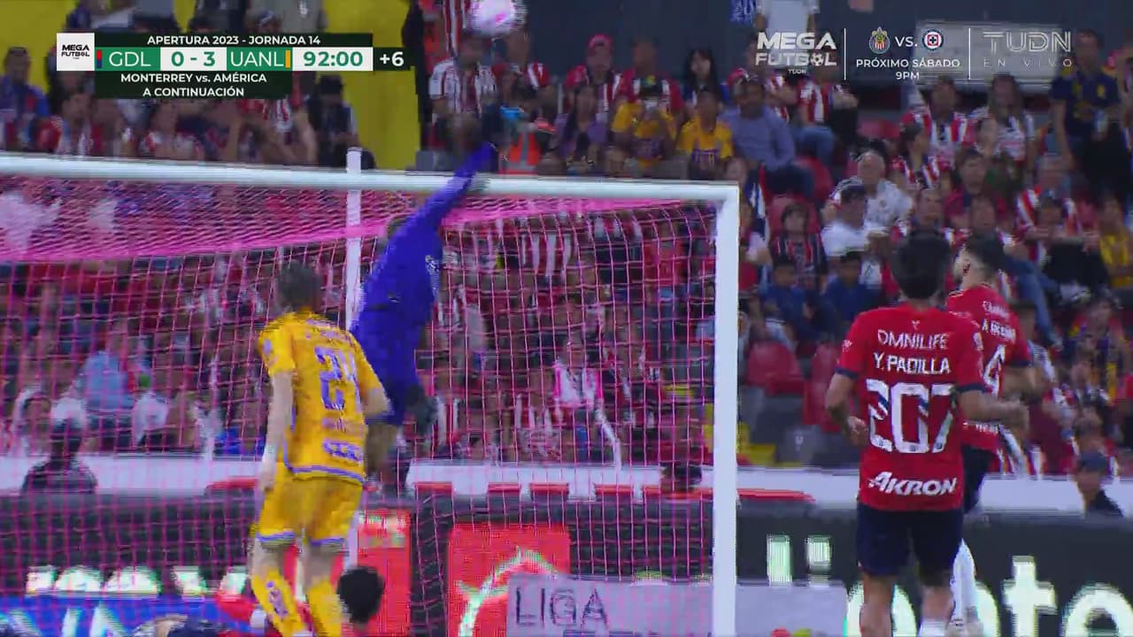 ¡Marcelo Flores también quiere su gol! Wacho lo evita