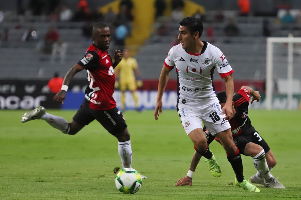 Lobos atacó y buscó el gol en la primera parte, Atlas supo defenderse y mantener el arco en cero durante la mayor parte del encuentro.