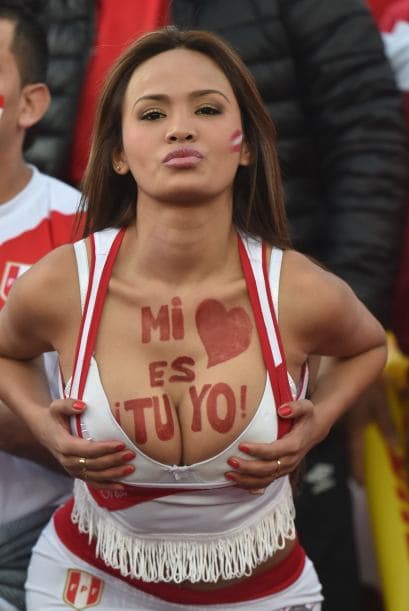 Chile y Perú jugaron un partido lleno de emociones que claisificó a los chilenos a la final, pero en las gradas se jugó otro partido muy intenso, ¿quién crees que lo ganó?