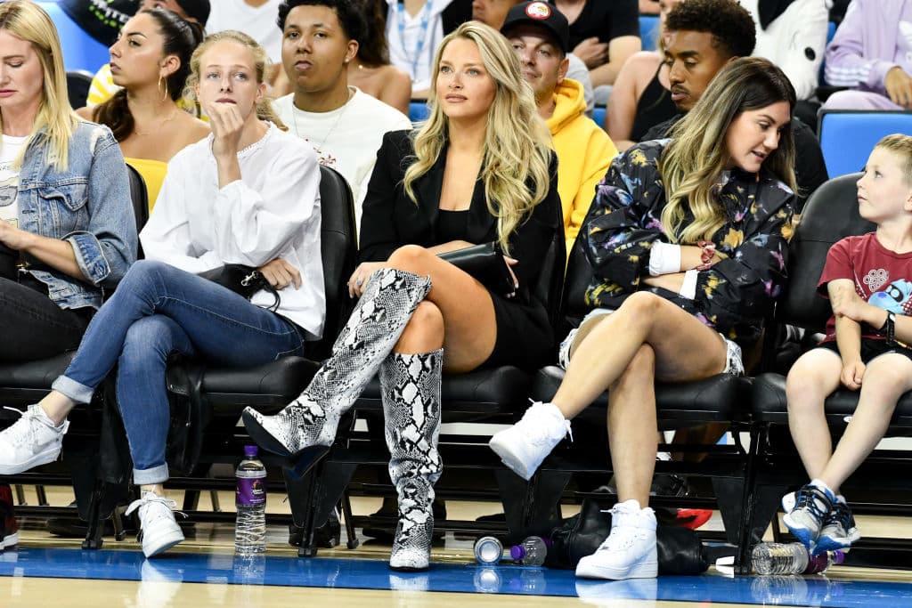 En primera fila y lista la modelo y conductora televisiva Camille Koste, en UCLA's Pauley Pavilion en Westwood, California.