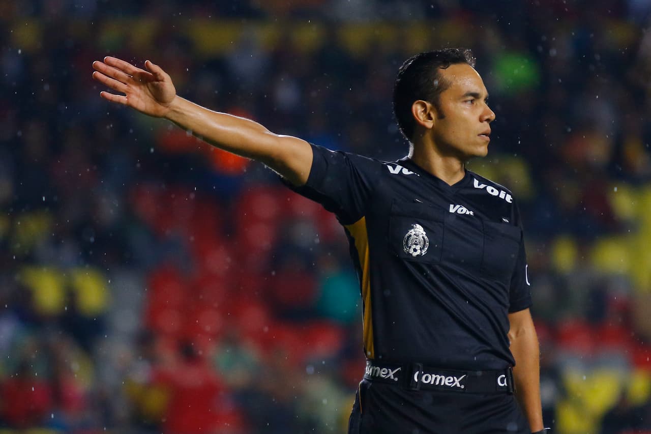 La polémica arbitral se hizo presente en el Morelos, pues hubo algunas caídas en el área de ambos bandos que el árbitro no marcó como penal.