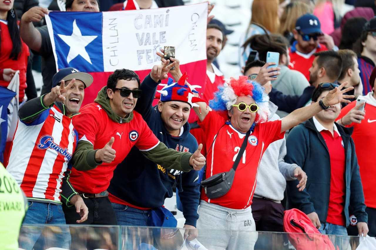 El Arena Corinthians vibró este sábado en la previa del juego entre Argentina y Chile por el tercer lugar de la Copa América. Las dos Finales pasadas en las que La Roja venció aún están en el recuerdo de la Albiceleste, pero más allá de eso se vivió con mucha alegría en las tribunas.