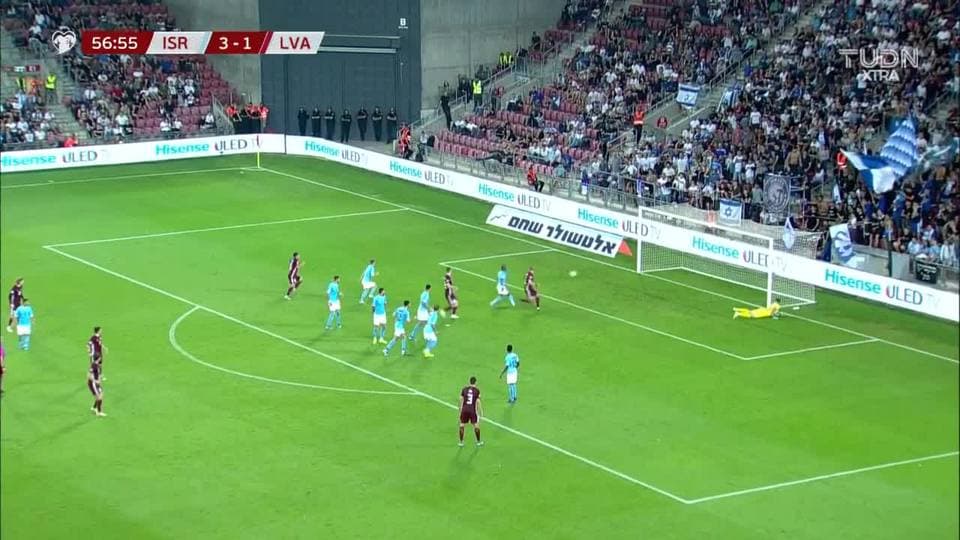 ¡CERCA!. Roberts Savalnieks disparó que se estrella en el poste.