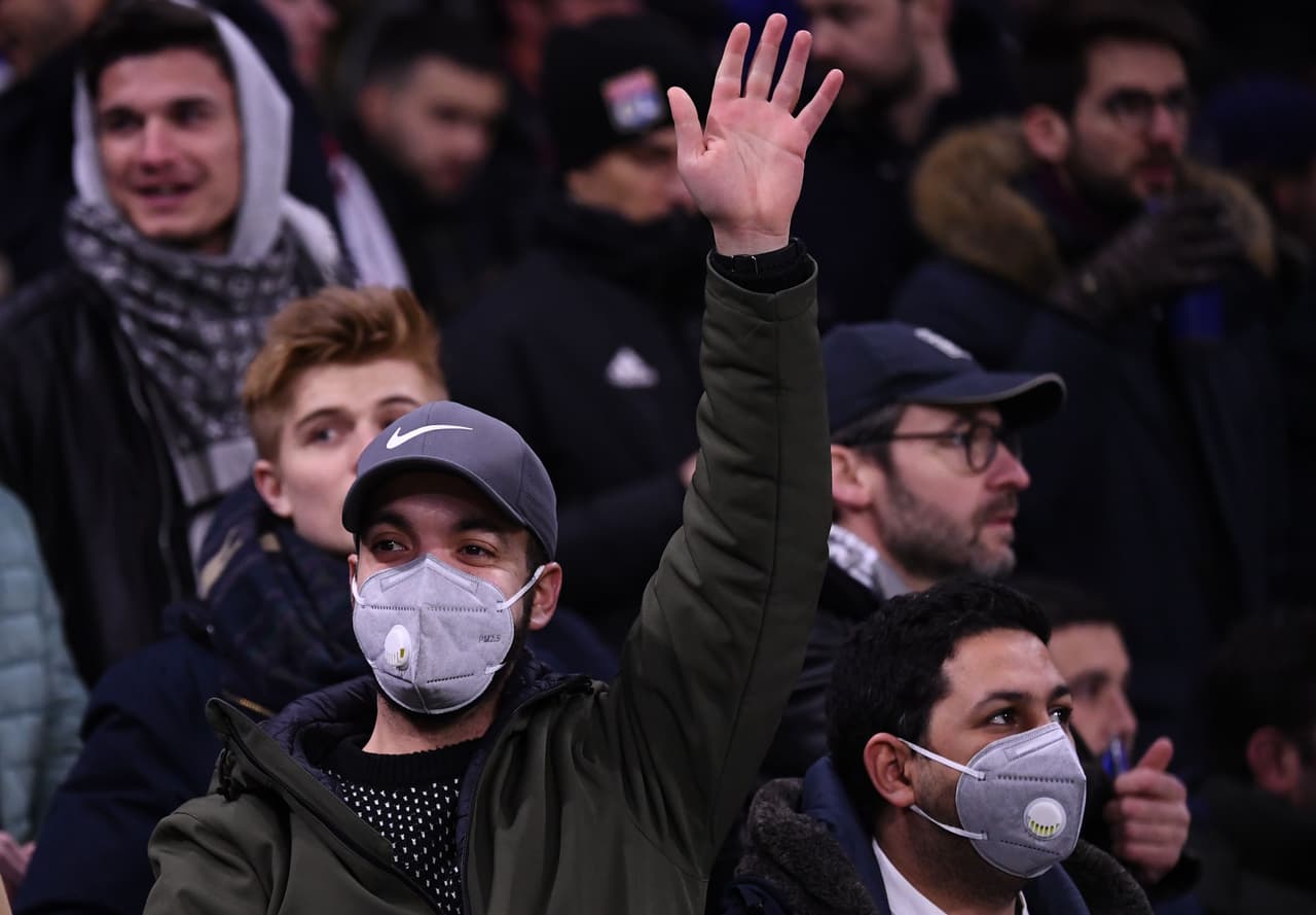 Los aficionados extreman precauciones ante el coronavirus en el Parc Olympique Lyonnais.