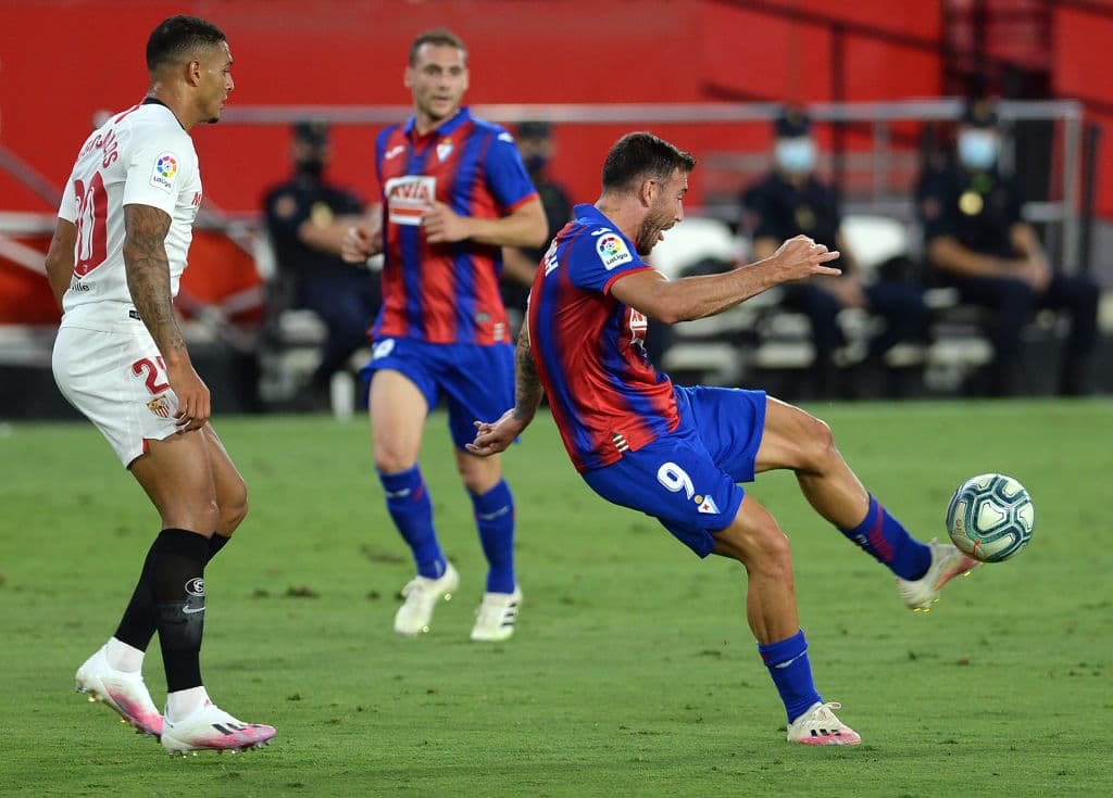 Sergi Enrich toca de primera intención para liberarse de la marca y buscar generar más peligro en el arco rival.