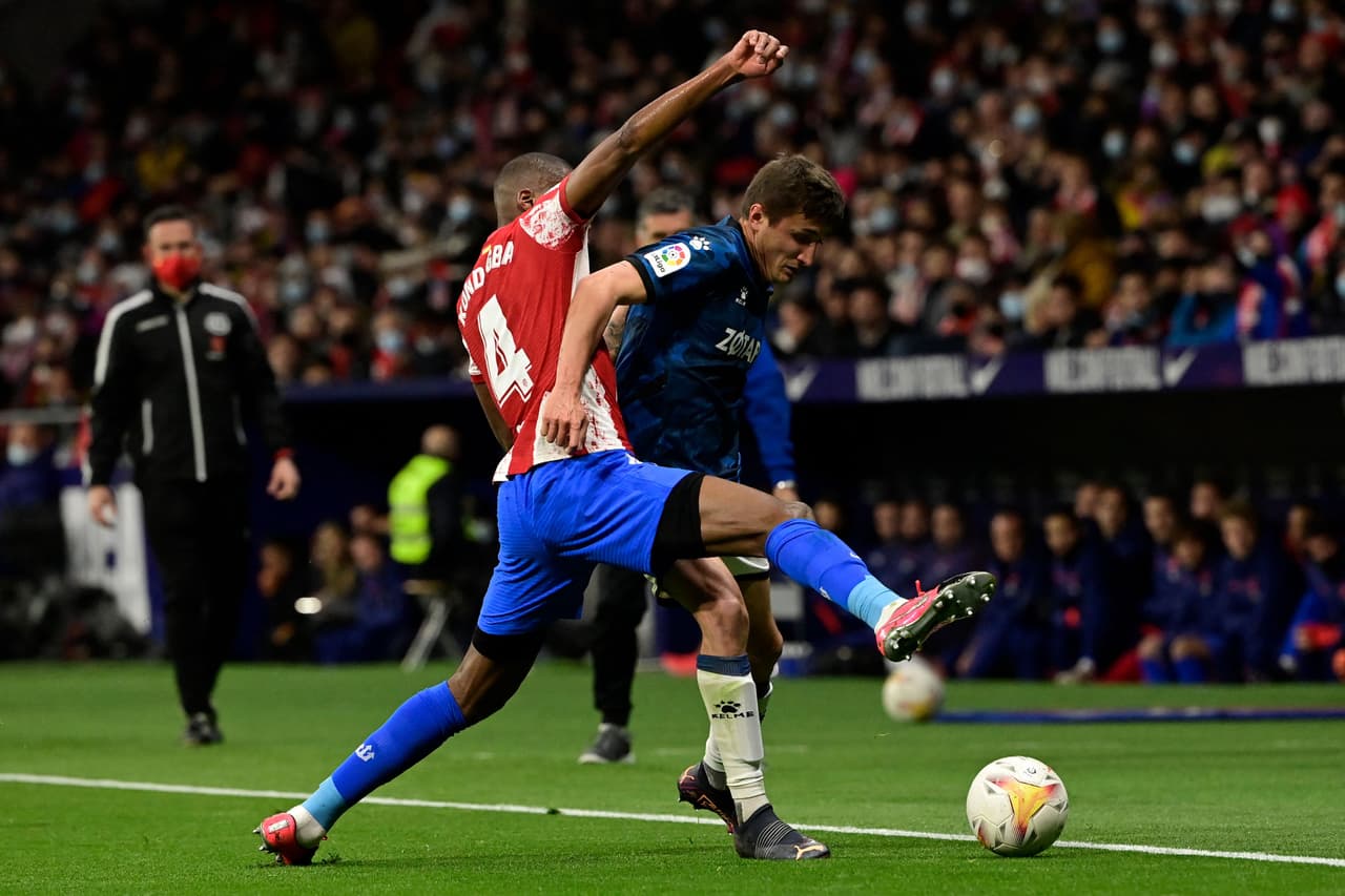 El Atlético de Madrid goleó al Alavés con sendos dobletes de Joao Félix y Luis Suárez.