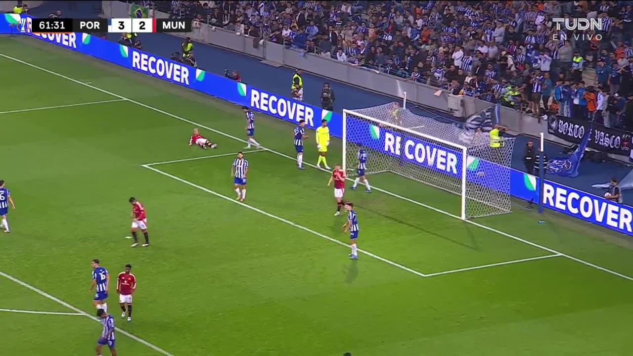 ¡TIRO ATAJADO! disparo por Noussair Mazraoui.