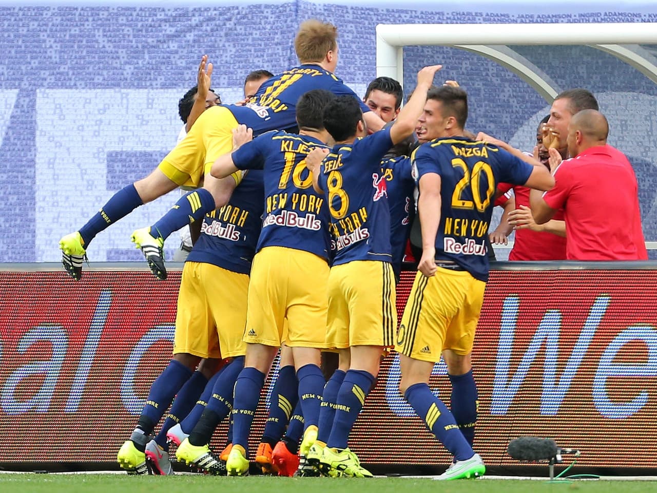Festejo en equipo. New York Red Bulls dio vuelta el partido y se llevó otro clásico.