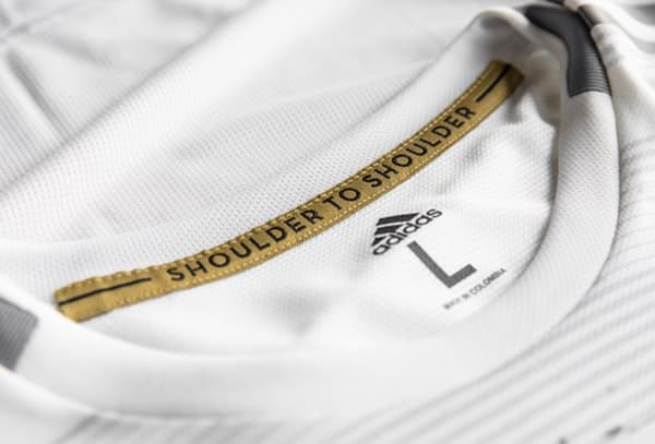 "Hombro a hombro". La comunión entre aficionados y jugadores de Los Angeles Football Club. (LAFC)