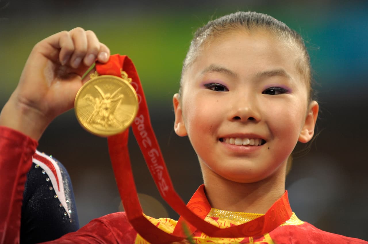 La china He Kexin también estuvo a la par de la estadounidense. Con los mismos
<b>16 años </b>se quedó con la presea de oro en la gimnasia barras asimétricas y por equipo.