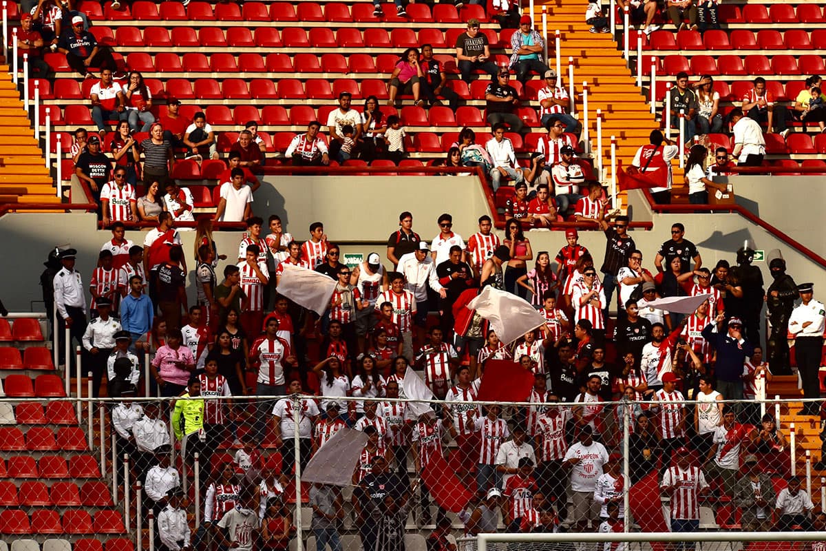 Los fanáticos del Necaxa en el Estadio Victoria acudieron en una baja cantidad, quizás por la situación de su equipo en la tabla.