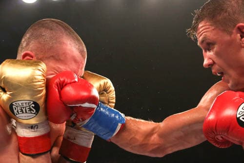 El ruso Matt Korobov, a pesar de sus 33 años, también demostró que tiene mucho por mostrar al lograr un triunfo que engrosa su gran registro (27 triunfos, 14 por nocáuts, y una derrota). El europeo utilizó su velocidad para vencer al estadounidense Scott Sigmon (27-10-1, 15 nocáuts) por decision unánime.