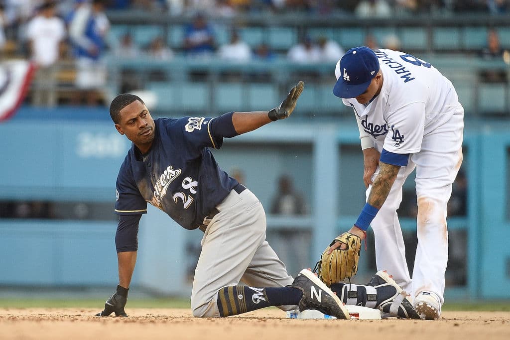 Aunque, bateando de emergente, Curtis Granderson pegó doblete al central empujando a Jesús Aguilar, con dos outs, y puso la pizarra 5-2 pero ahí quedó todo.