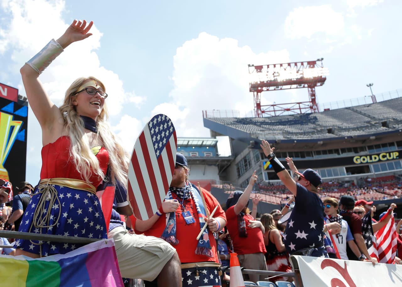 El público norteamericano se dio cita para apoyar a su selección. Maquillajes, peinados estrafalarios y una inmensa cantidad de artículos promocionales fueron la constante en el Nissan Stadium.