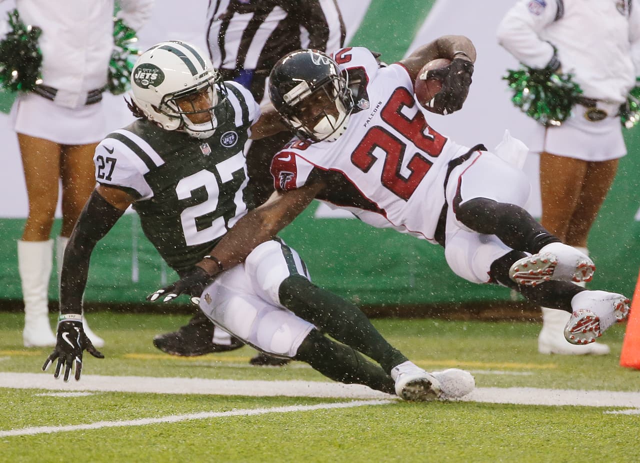 Falcons ganan batalla en la lluvia ante Jets