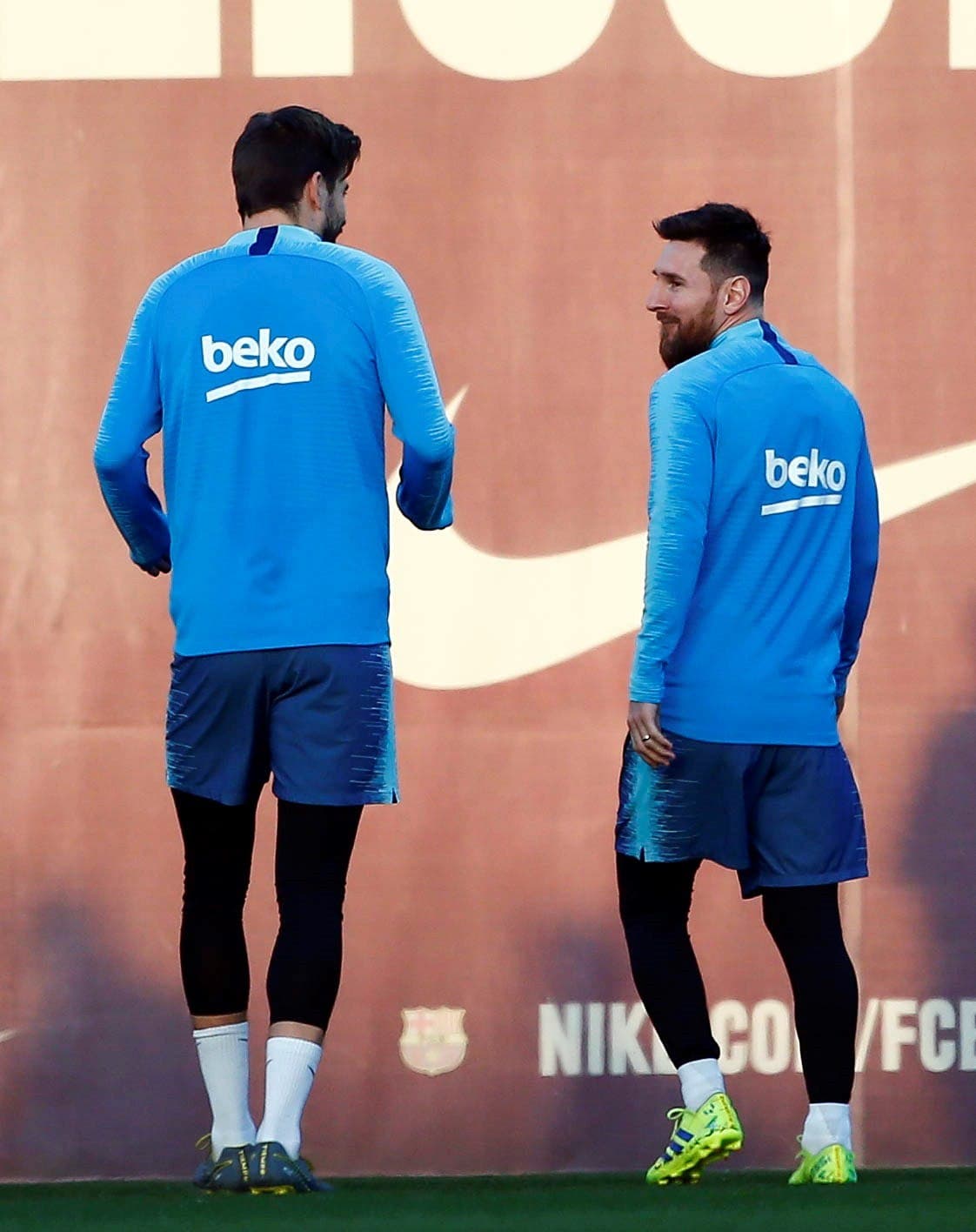 Barcelona debe empatar por dos goles o ganar en su visita a Real Madrid en el estadio Santiago Bernabéu si quiere pasar a la Final de la Copa del Rey, pero eso no le quitó la alegría al plantel en su última práctica antes del juego.