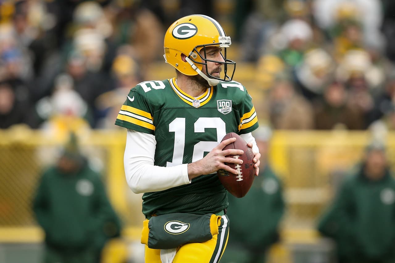 Aaron Rodgers (Green Bay Packers) gana al año 33.5 millones de dólares, por lo que serían 645.000 dólares semanales.