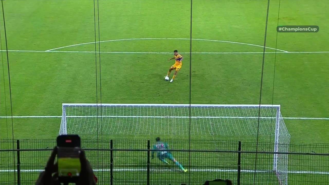 ¡GOL!  anota para Toluca. Fernando Arce