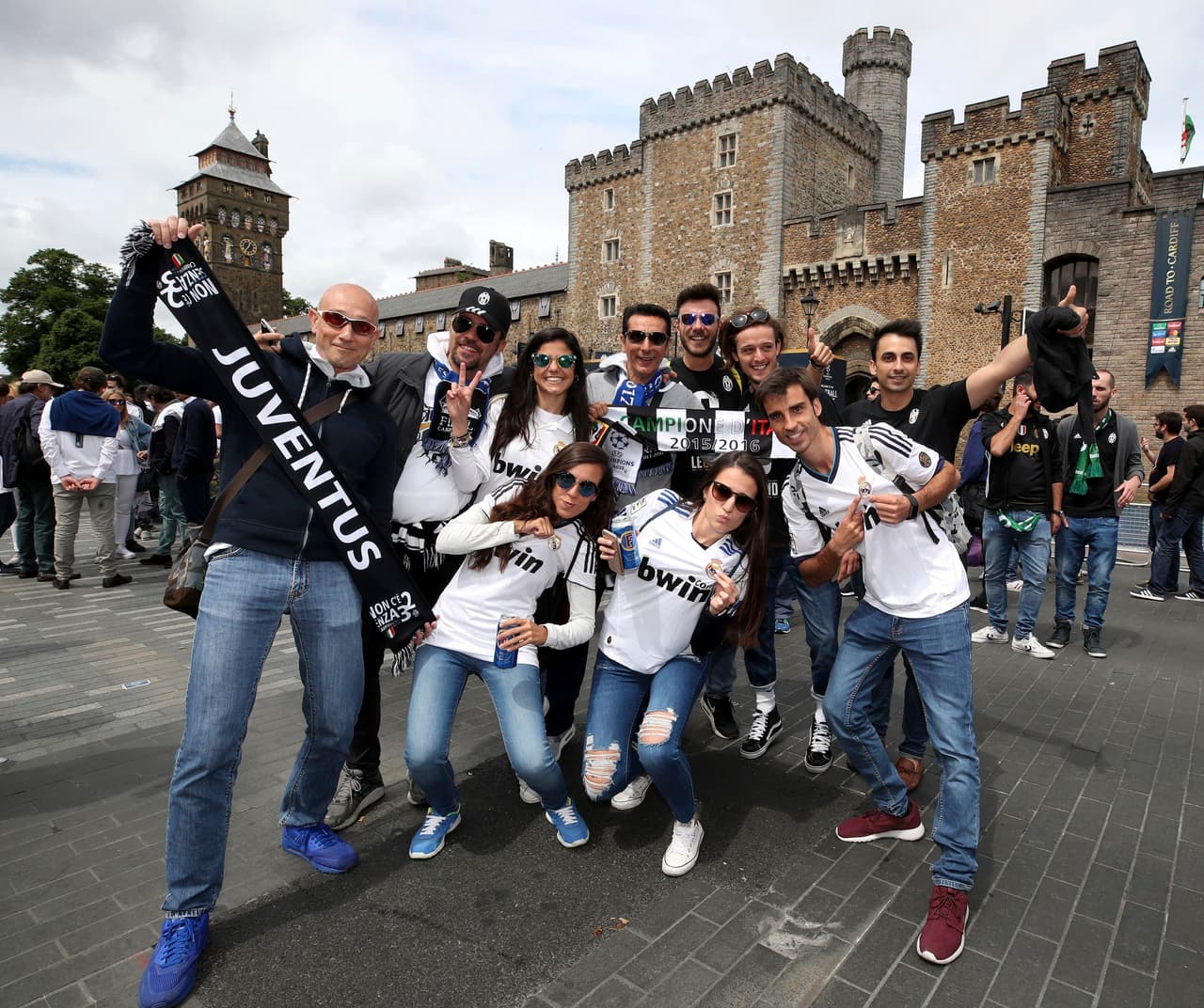 Aunque en la cancha son rivales, en las afueras del Millennium varios aficionados comparten juntos este momento innolvidable.