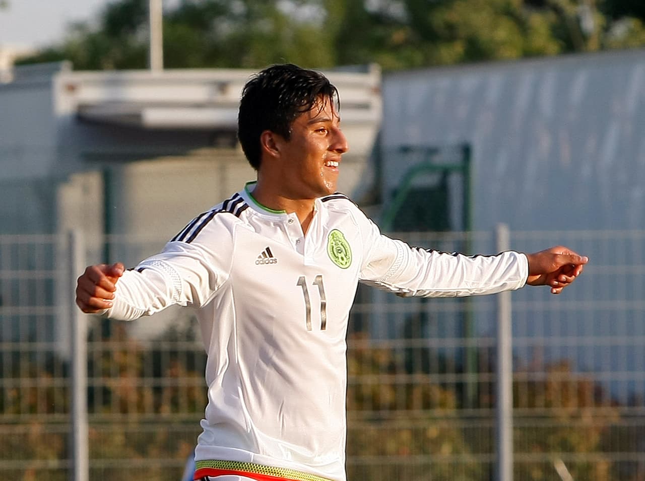 Carlos Cisneros fue la figura del encuentro con su doblete.