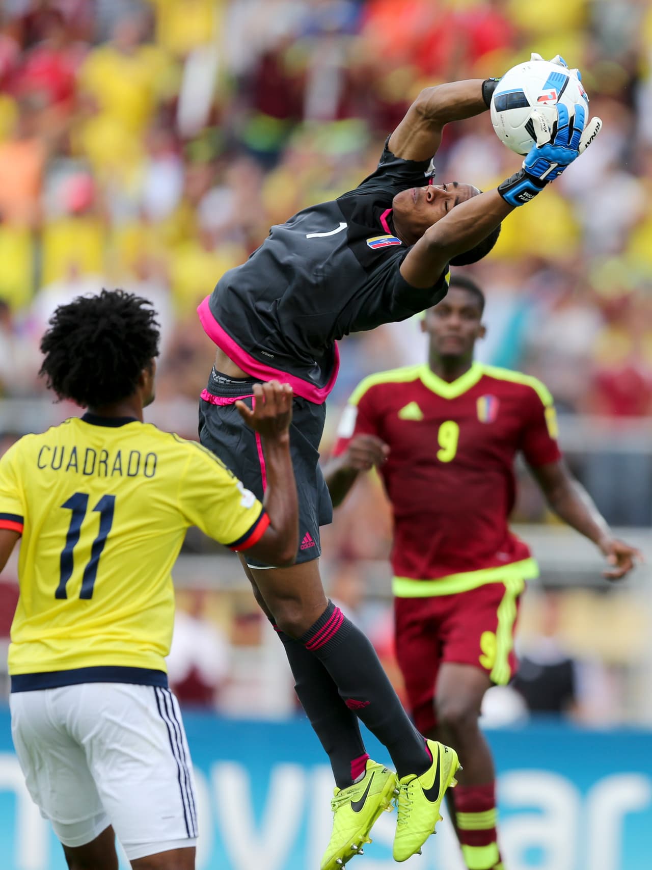 Venezuela's goalkeeper Wuilker Farinez intercepts a shot under the watch of Colombia's Juan Cuadrado during a 2018 Russia World Cup qualifying soccer match in San Cristobal, Venezuela, Thursday, Aug. 31, 2017. (AP Photo/Fernando Llano)