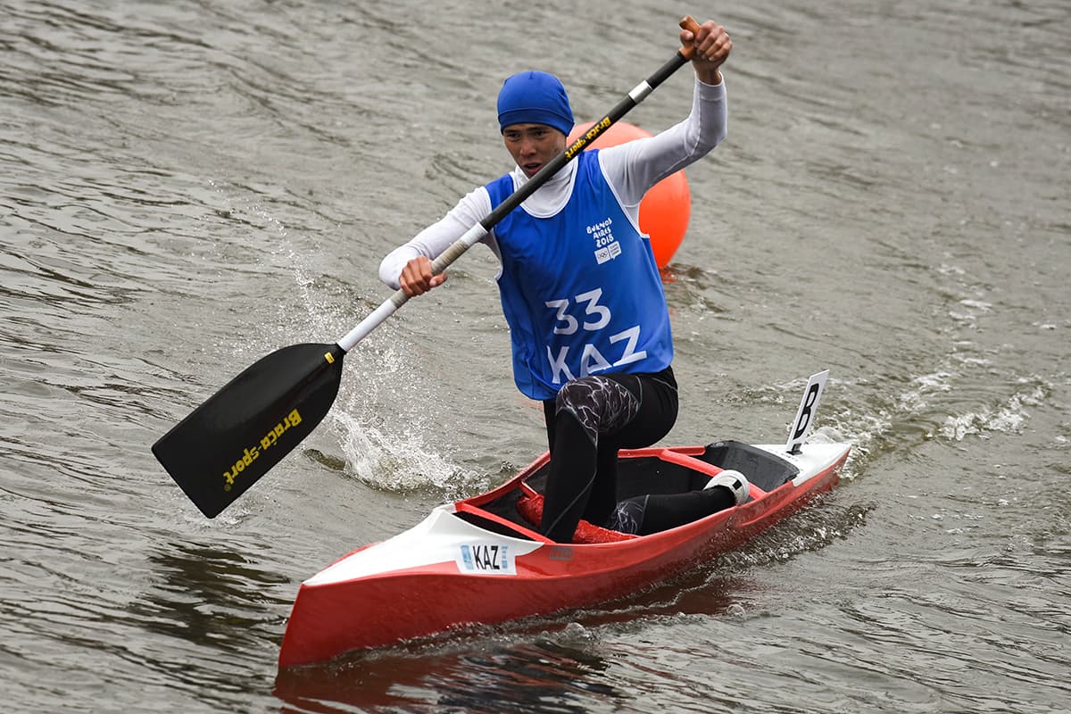 En el canotaje hubo recia actividad, así lo demuestra Dias Bakhraddin de Kazajistán.