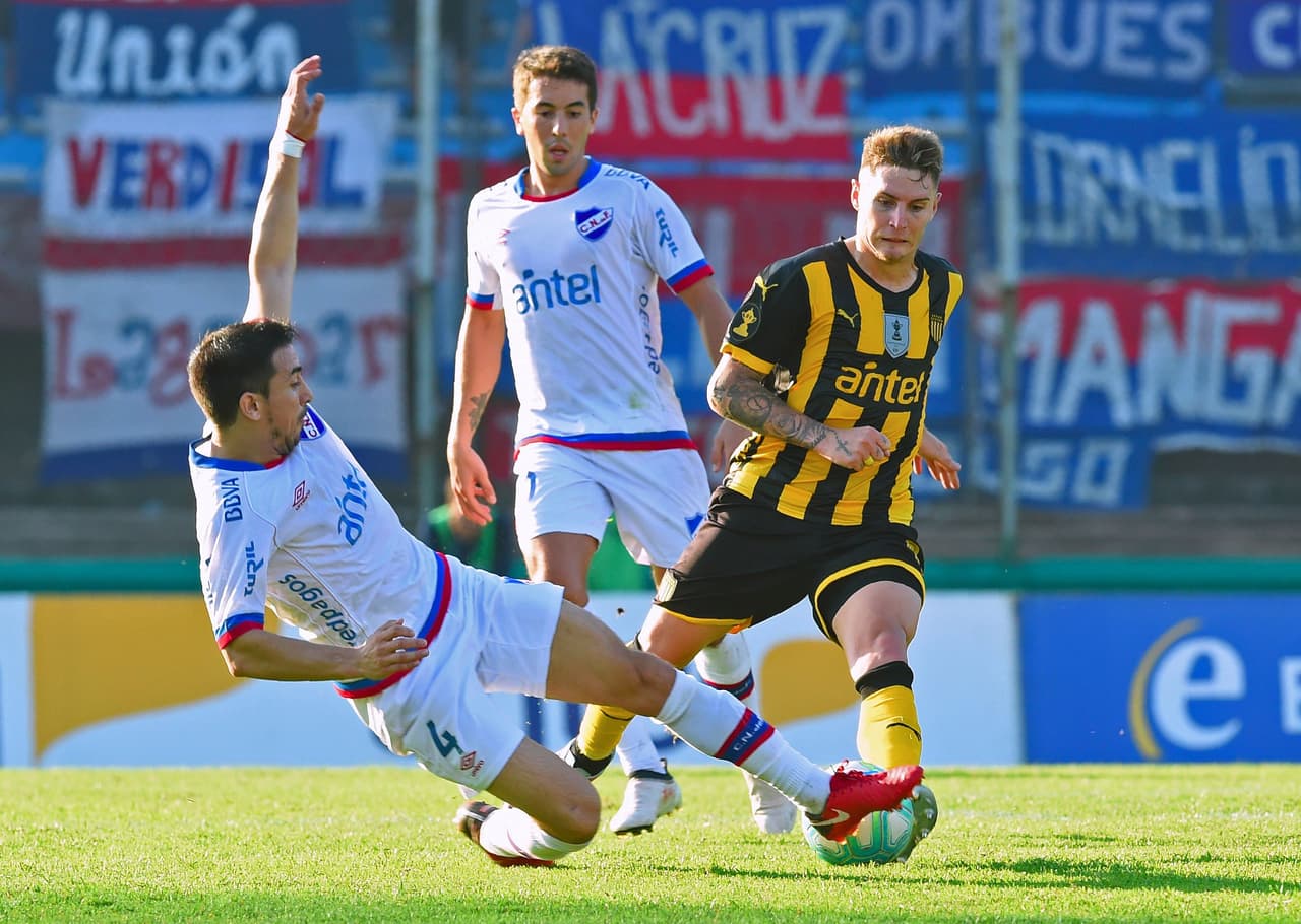 En Uruguay, el Superclásico también es capitalino. Montevideo se paraliza en cada Peñarol-Nacional. Son 541 partidos de historia en los cuales el Carbonero ha gana 192 y el Bolso 174.