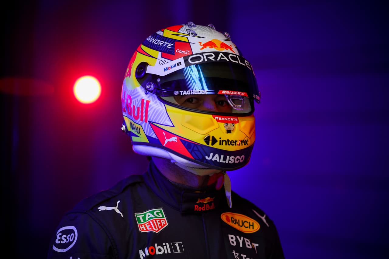El piloto mexicano Sergio 'Checo' Pérez modelo su nuevo casco, noticia que tardó segundos en darle la vuelta al mundo entero.