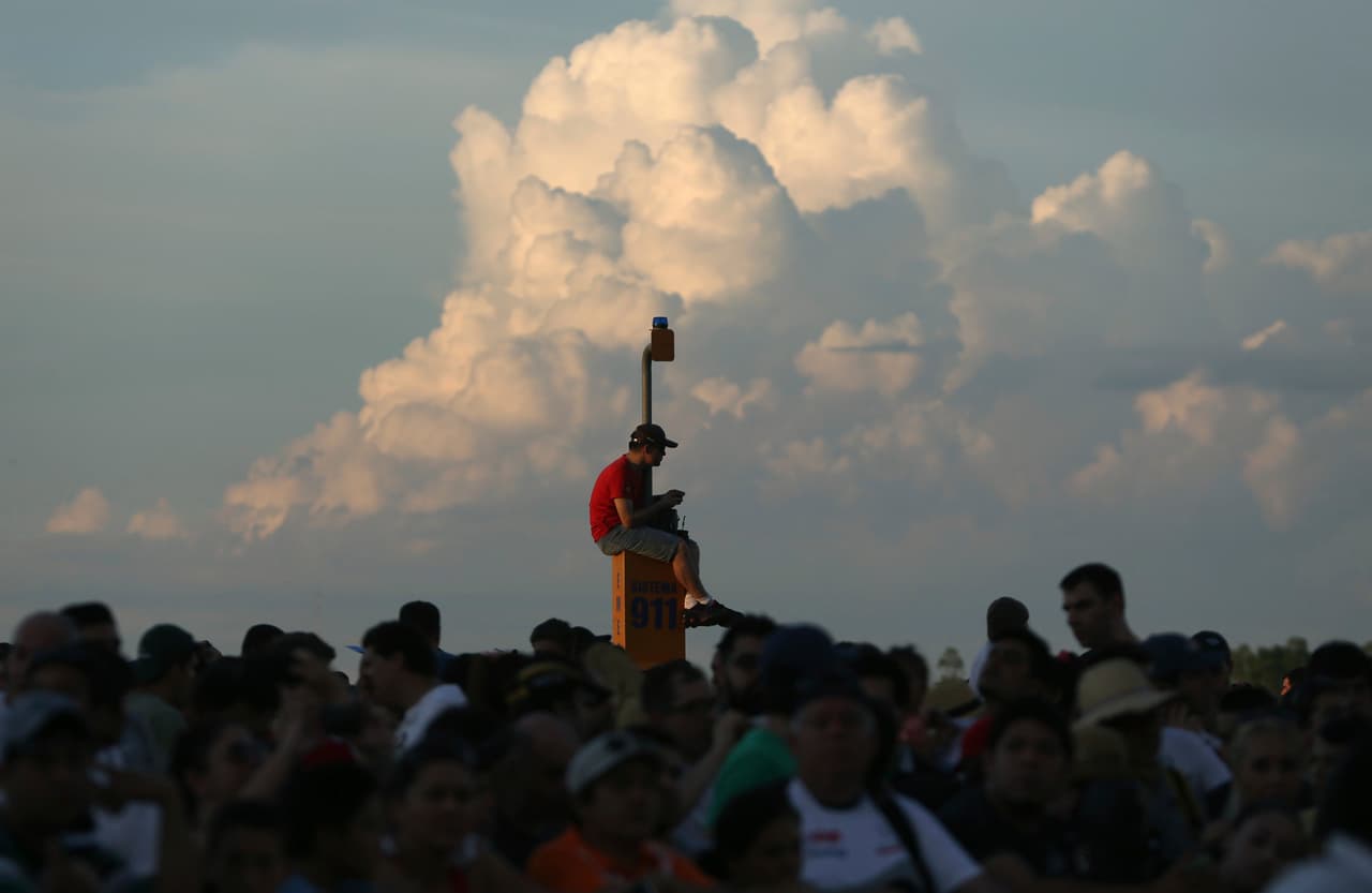 El presidente de Paraguay, Horacio Cartes, y el de Bolivia, Evo Morales, despidieron a la caravana del Dakar en el podio de largada en Asunción en la previa del comienzo el lunes 2 de enero, cuyo trayecto recorre territorio de ambos países más Argentina. El acto simbólico congregó a decenas de miles para la travesía que finaliza el 14 de enero en Buenos Aires.