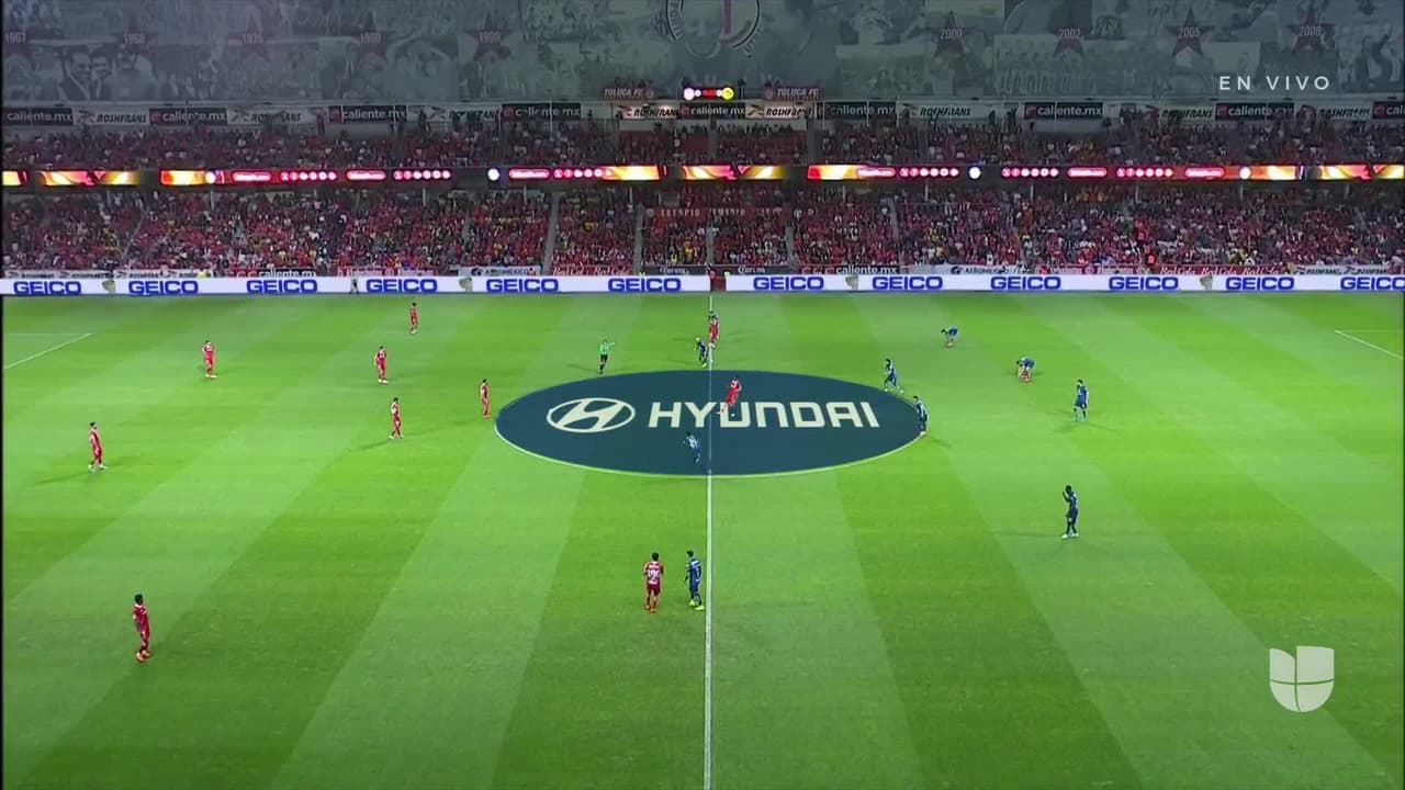 Arranca el partido y la pelota está en juego.