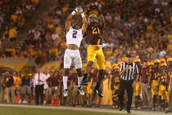 Un par de fragmentos de Strong en el Scouting cuentan la historia aquí: “El ex jugador de basquetbol que sabe cómo quitarse a los defensas con la cadera… Buena fuerza en las manos y hace grandes atrapadas… Sabe como saltar y asegurar un tiro”. La estrella de la Estatal de Arizona sabe cómo adaptarse a la pelota en el aire.