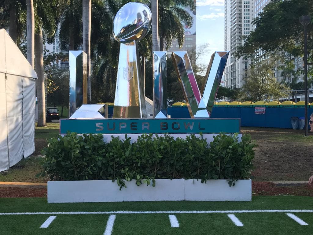 Los aficionados a la NFL pueden disfrutar un espacio para ellos antes del Super Bowl LIV entre San Francisco y Kansas City.