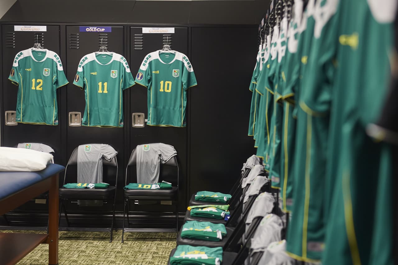 Tremendo ambiente y colorido estaban ya armando las aficiones de cuatro selecciones en medio de una doble cartelera en Children's Mercy Park, en Kansas City, Kansas. Para abrir bocado, Trinidad y Tobago se juega el honor ante Guyana, y más tarde Panamá y Estados Unidos por la cima del Grupo D de la Copa Oro. También captamos la llegada de los jugadores trinitarios y guyanenses para su cotejo.