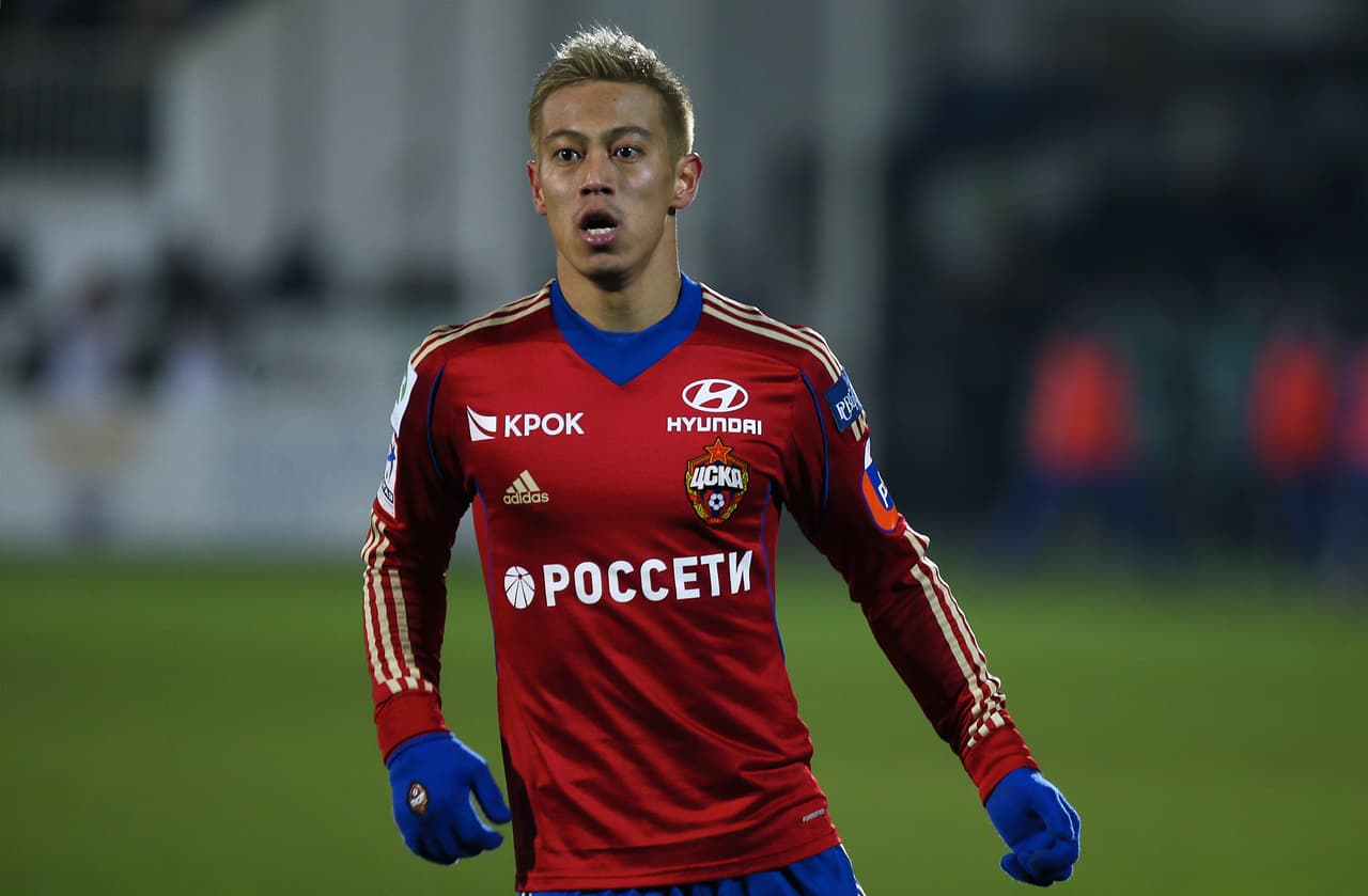 Honda debutó en 2004 en el Nagoya Grampus de Japón, y pasó al VVV Venlo holandés en 2007. Entre 2009 y 2014 jugó con el CSKA de Moscú (foto).