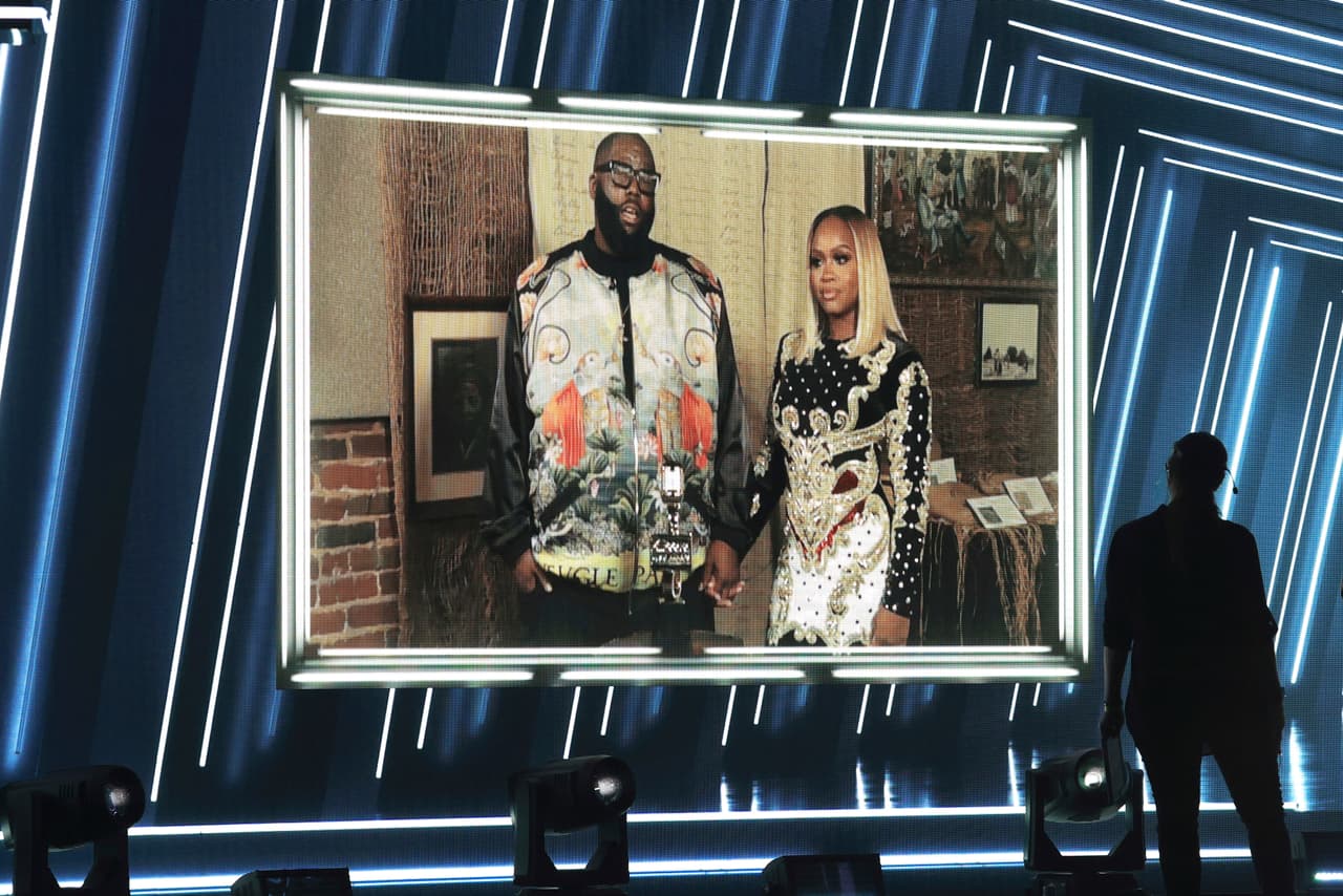 La alcaldesa de Atlanta entregó el premio Billboard Change Maker a Killer Mike.