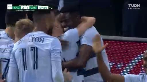 ¡Caos en el área! Pésimo rechace de Crépeaue e Isimat-Mirin pone el 2-1