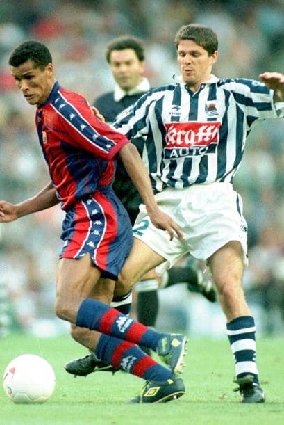 El salto a las máximas ligas del mundo se dio en 1996, cuando se incorporó al Deportivo La Coruña. Su paso por Galicia fue breve pero exitoso, tanto como para catapultarlo a la "Ciudad Condal".