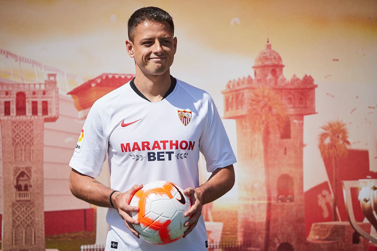 Chicharito dejó la Premier League para fichar con el Sevilla y regresar a España cinco años después de haber jugado con el Real Madrid.