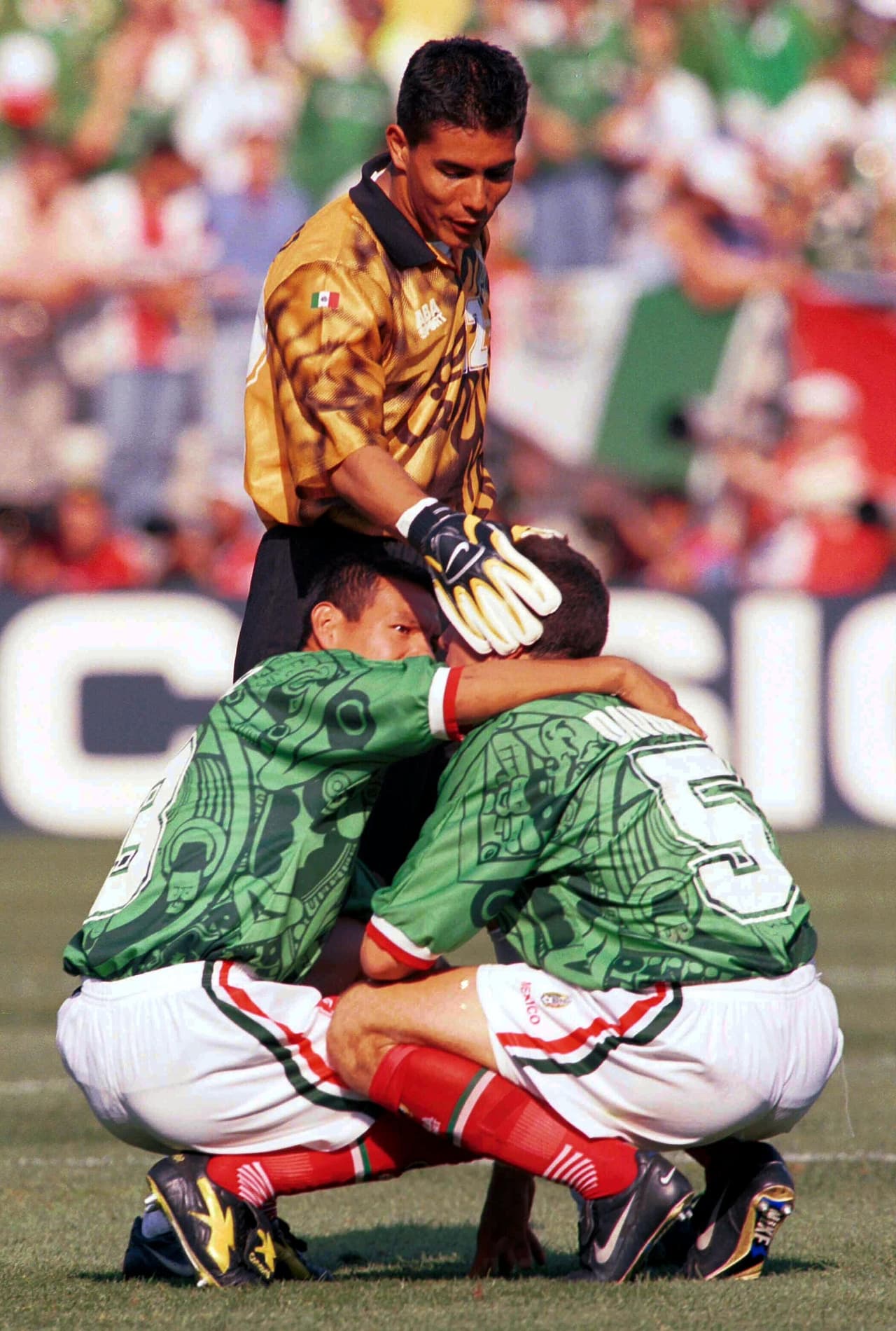 Lágrimas de desconsuelo brotaron de los ojos de jugadores y aficionados por haber jugado de modo excelso ante un histórico del fútbol internacional.