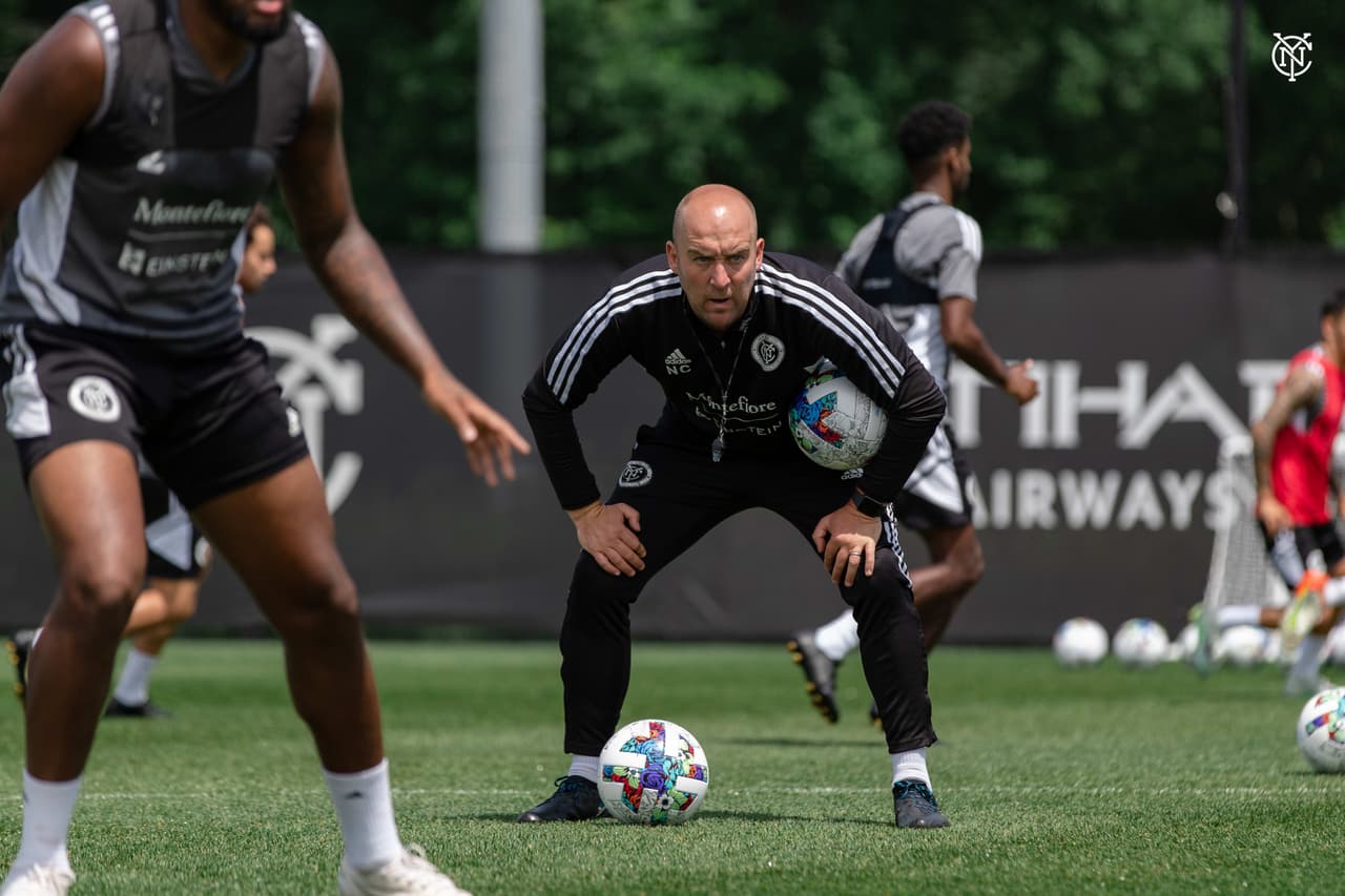 El nuevo entrenador en jefe no se perdió un solo movimiento de la práctica.