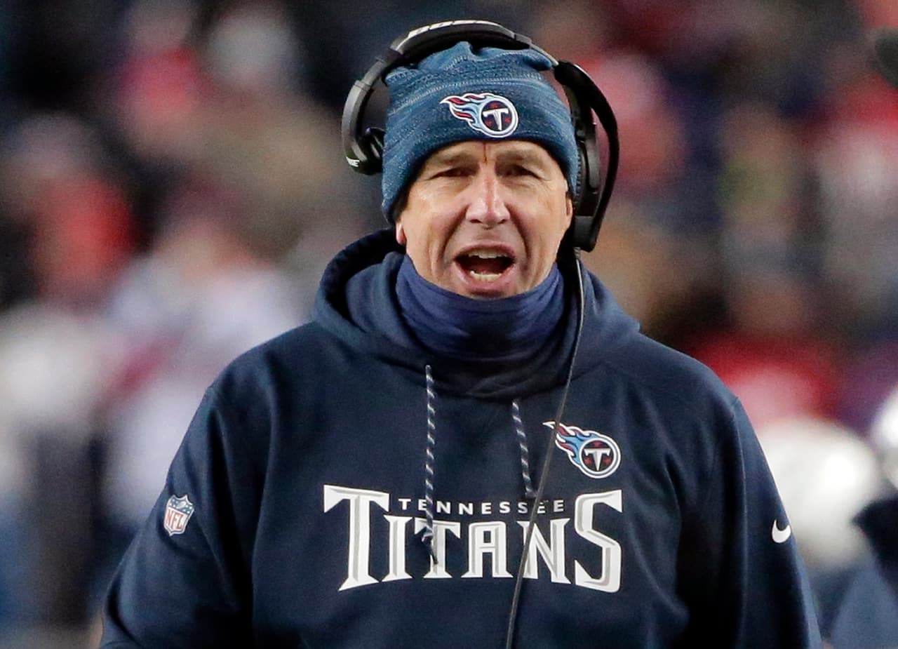 El entrenador en jefe de los Titanes de Tennessee, Mike Mularkey, mira desde la línea de banda durante el partido de playoffs contra los Patriotas de Nueva Inglaterra.