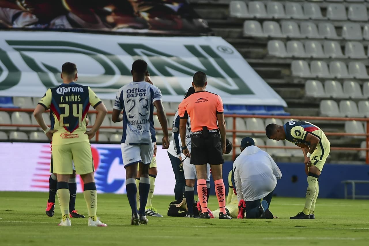 Emanuel Aguilera abandonó el partido al minuto 10 por lesión.