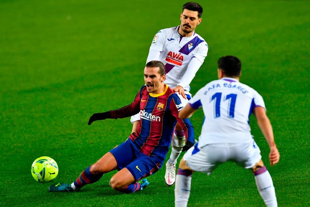 El Barcelona, sin Messi, iguala marcador ante el Eibar. Kike García le daba el triunfo a su equipo con gol al 57, pero fue Ousmane Dembelé quien salvó a los blaugranas y empató al minuto 67, durante la Jornada 16 de LaLiga.