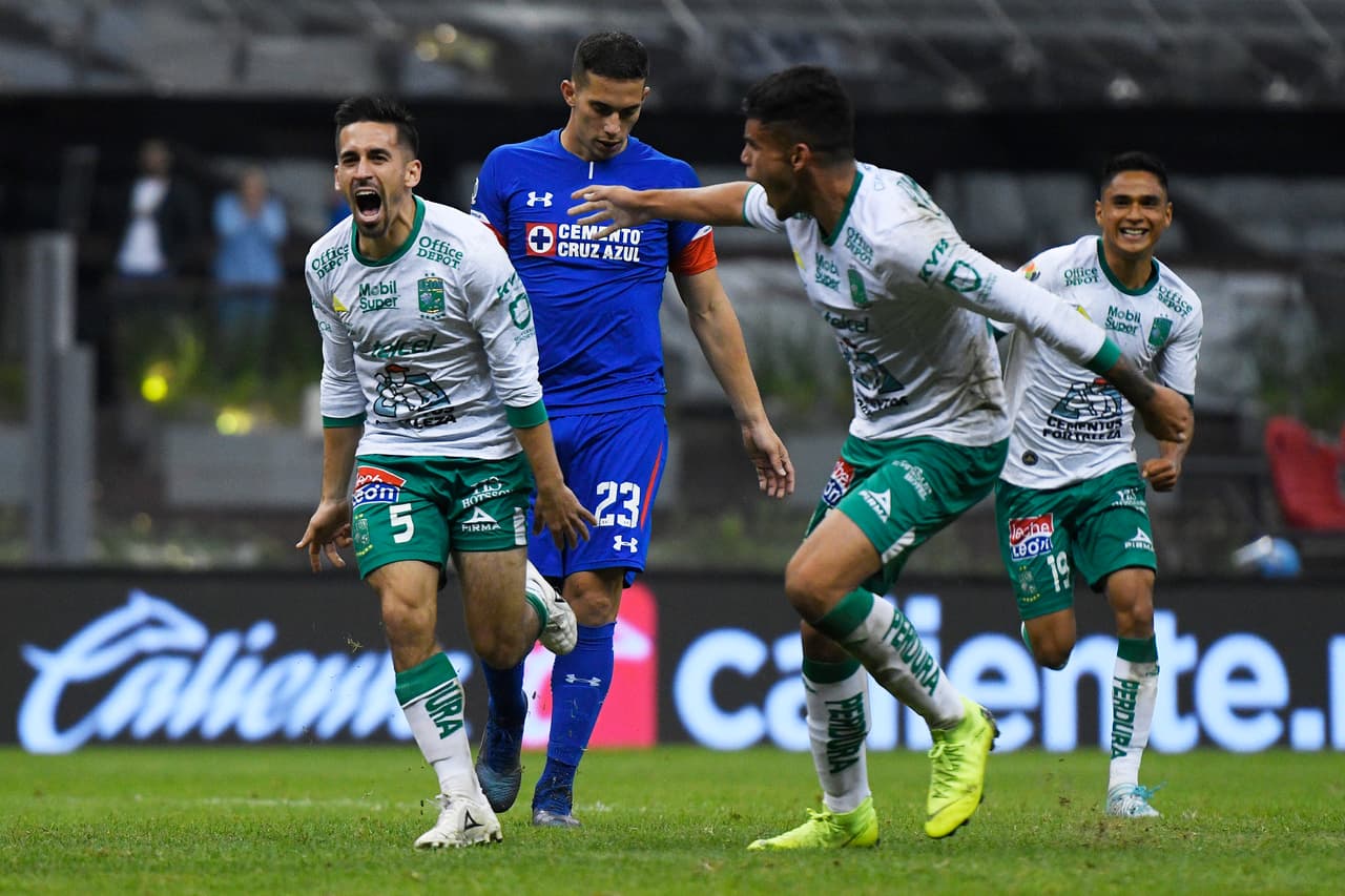 Fernando Navarro (5) puso el 1-0 a favor de los Esmeraldas, un suceso que no estaba en el script del partido y que ponía en problemas a los cruzazulinos.