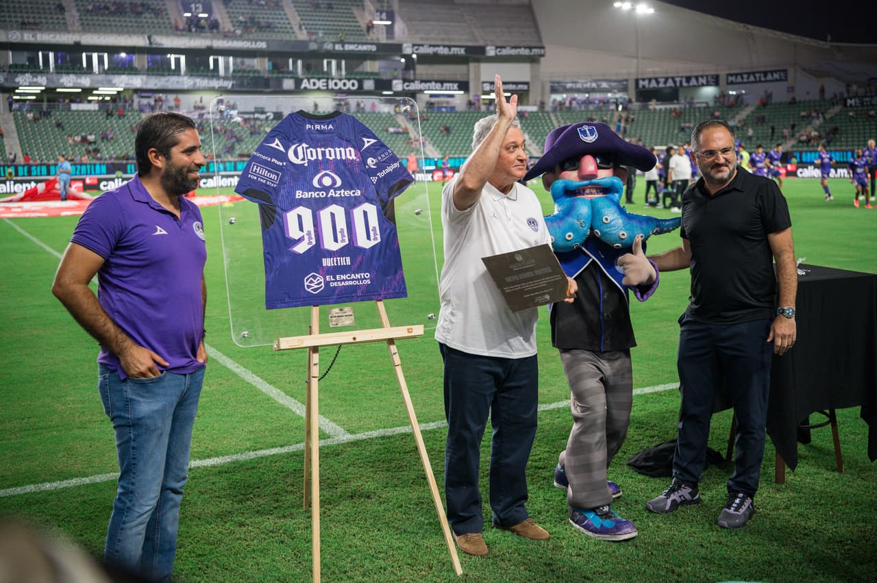 El Rey Midas celebra en Mazatlán con abucheos y sin victoria