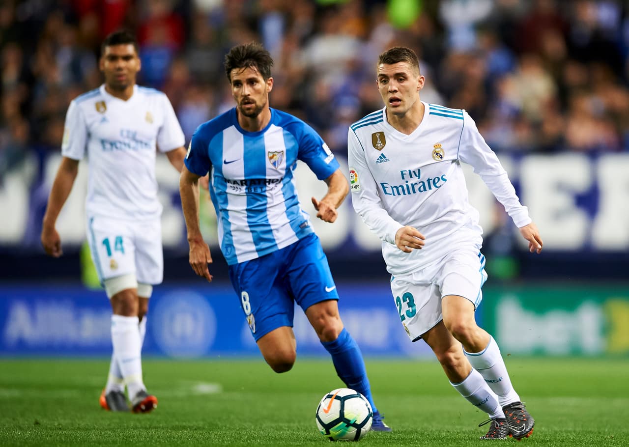 Adrian González, hijo de la exfigura de Real Madrid Michel González, estuvo bajo la batuta de su padre en Real Madrid Castilla, Getafe y Málaga. Su padre lo puso a debutar como profesional.
