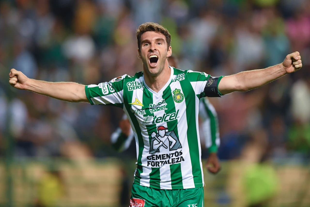 Sus últimas conquistas no solo lo dejaron en 117 con el equipo mexicano sino que también significaron llegar a la impresionante cifra de 200 goles en su carrera profesional.